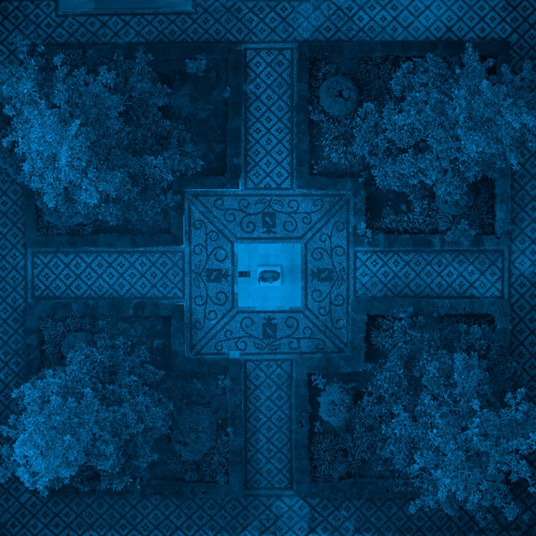 Imagen de la cubierta de un edificio en forma de cruz. Imagen en color azul