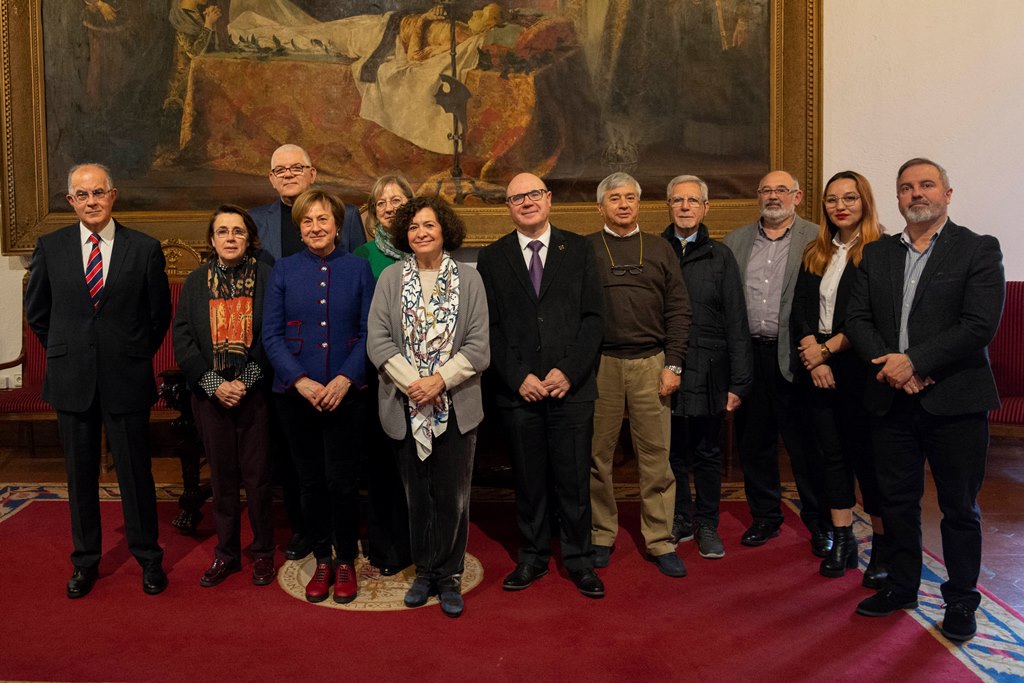 Imagen con los miembros de la Comisión de Ética e Integridad Académica junto con la Rectora y el Vicerrector de Política Institucional y Planificación